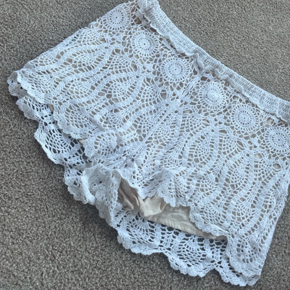 WHITE CROCHET SHORTS - Picture 2 of 3